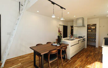 ヤマカ木材 【2000万円台・約34坪・平屋・間取り図有り】ロフトのある勾配天井LDK×車椅子に対応した幅の広い廊下の建築実例画像4