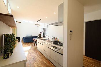 ヤマカ木材 【2000万円台・約34坪・平屋・間取り図有り】ロフトのある勾配天井LDK×車椅子に対応した幅の広い廊下の建築実例画像5