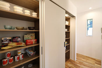 ヤマカ木材 【2000万円台・約34坪・平屋・間取り図有り】ロフトのある勾配天井LDK×車椅子に対応した幅の広い廊下の建築実例画像6