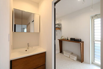 ヤマカ木材 【2000万円台・約34坪・平屋・間取り図有り】ロフトのある勾配天井LDK×車椅子に対応した幅の広い廊下の建築実例画像9