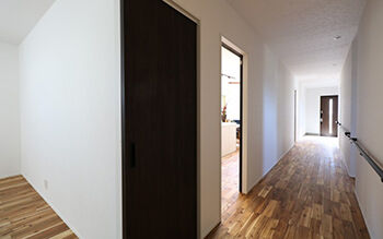 ヤマカ木材 【2000万円台・約34坪・平屋・間取り図有り】ロフトのある勾配天井LDK×車椅子に対応した幅の広い廊下の建築実例画像10