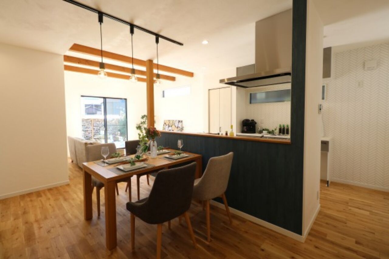 ヤマカ木材 【2000～2499万円/33.3坪/間取り図有】グレーの家具やアクセントクロスが目を引く北欧テイストの住まいの建築実例画像2