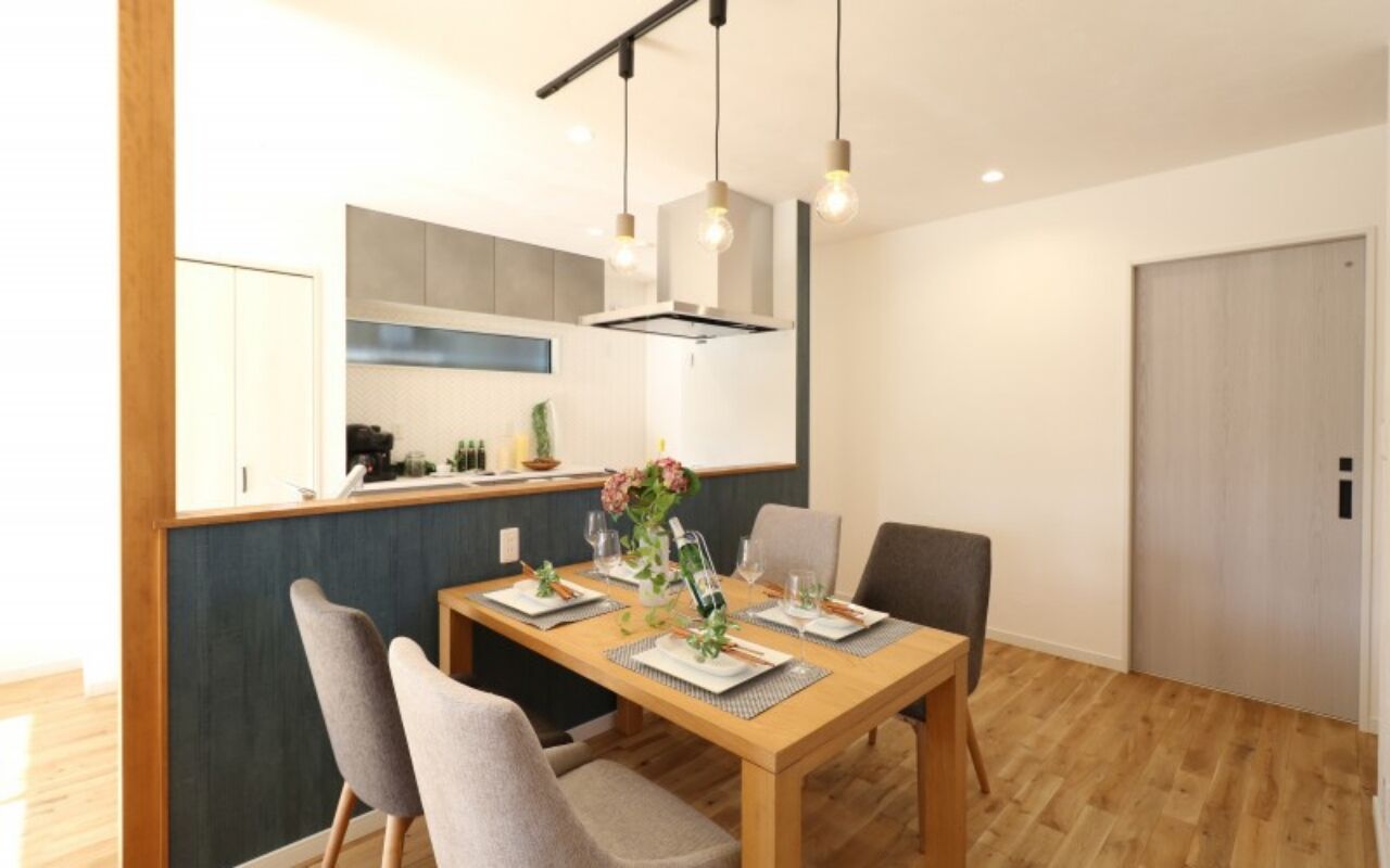 ヤマカ木材 【2000～2499万円/33.3坪/間取り図有】グレーの家具やアクセントクロスが目を引く北欧テイストの住まいの建築実例画像4