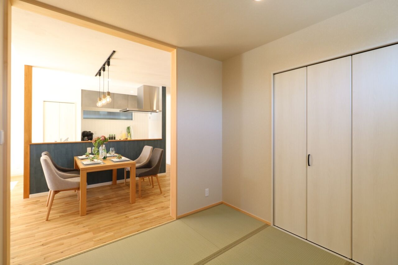 ヤマカ木材 【2000～2499万円/33.3坪/間取り図有】グレーの家具やアクセントクロスが目を引く北欧テイストの住まいの建築実例画像5