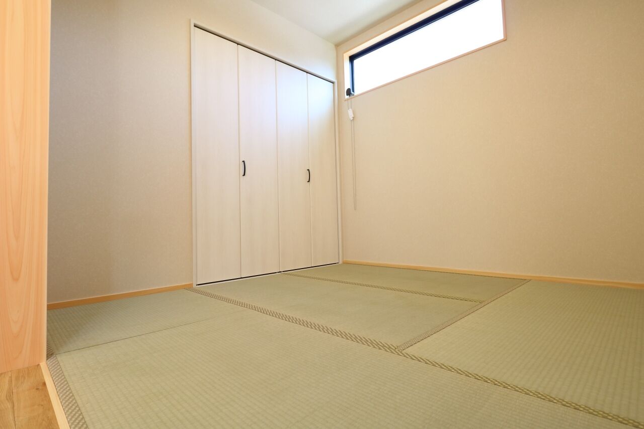 ヤマカ木材 【2000～2499万円/33.3坪/間取り図有】グレーの家具やアクセントクロスが目を引く北欧テイストの住まいの建築実例画像6