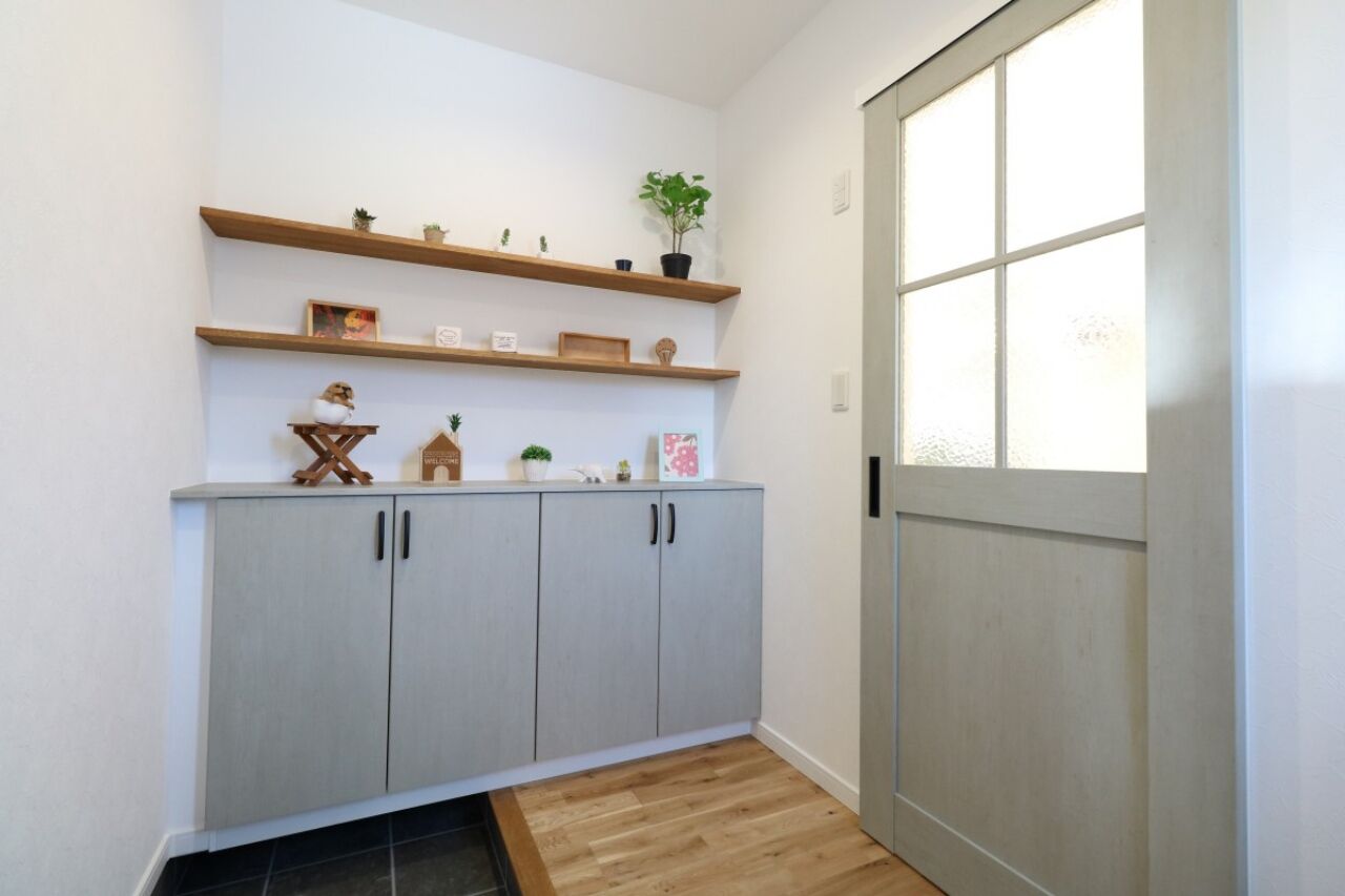 ヤマカ木材 【2000～2499万円/33.3坪/間取り図有】グレーの家具やアクセントクロスが目を引く北欧テイストの住まいの建築実例画像7