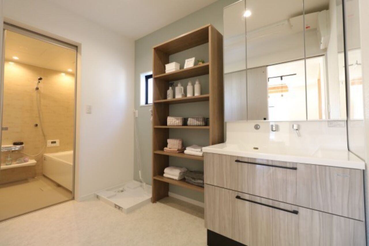 ヤマカ木材 【2000～2499万円/33.3坪/間取り図有】グレーの家具やアクセントクロスが目を引く北欧テイストの住まいの建築実例画像8