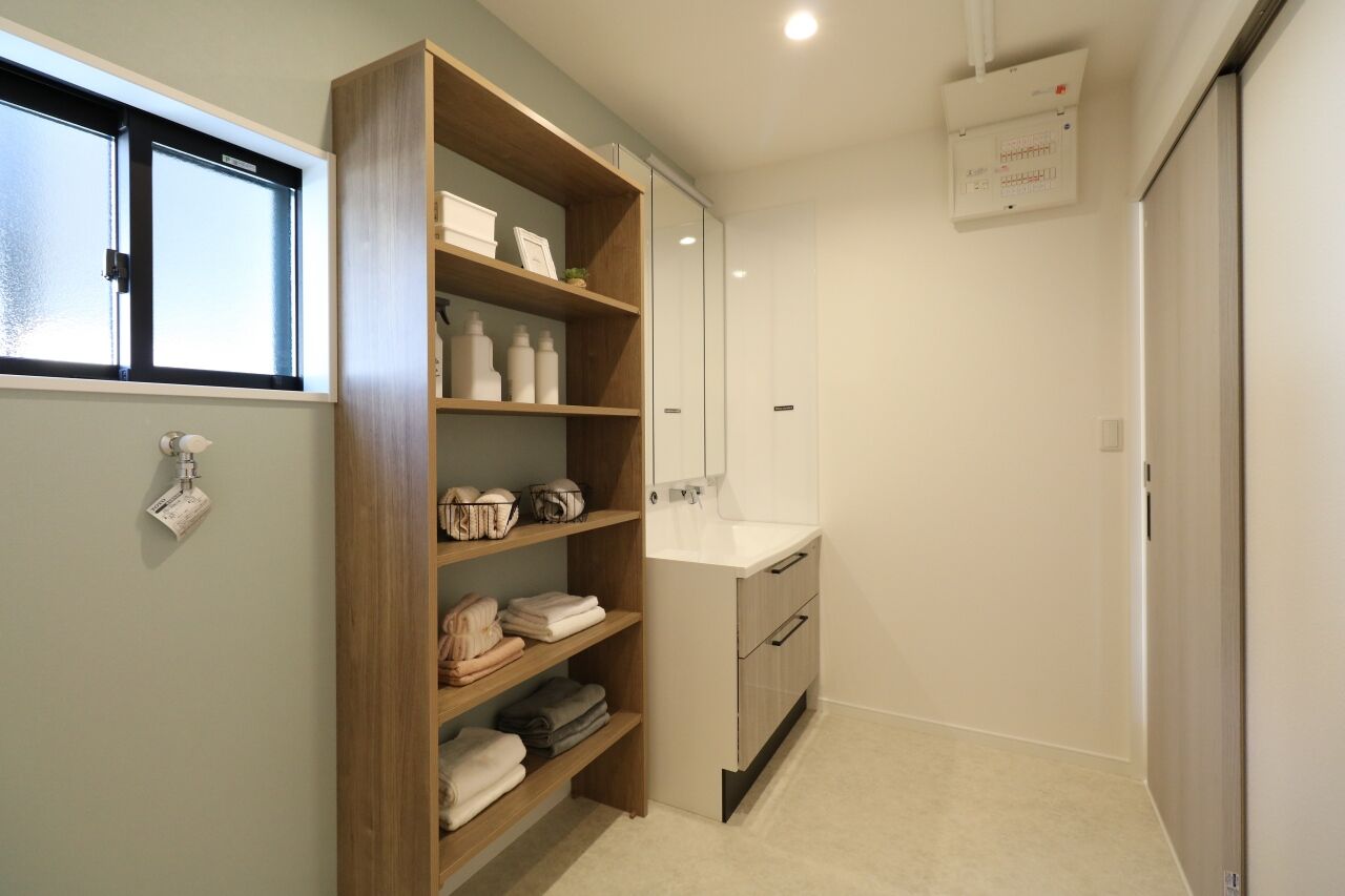 ヤマカ木材 【2000～2499万円/33.3坪/間取り図有】グレーの家具やアクセントクロスが目を引く北欧テイストの住まいの建築実例画像9