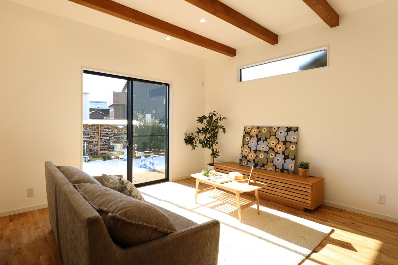 ヤマカ木材 【2000～2499万円/33.3坪/間取り図有】グレーの家具やアクセントクロスが目を引く北欧テイストの住まいの建築実例画像10