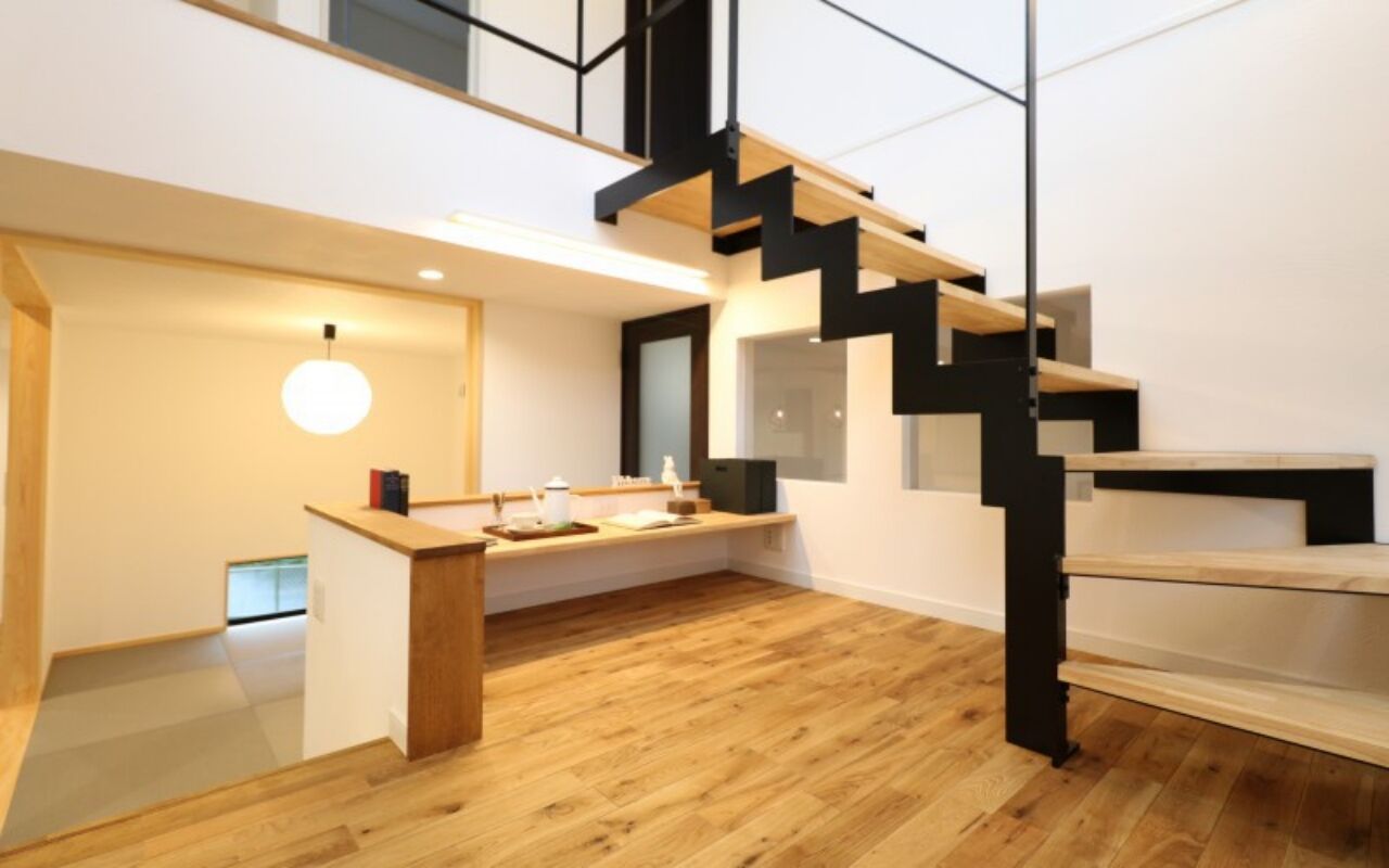 ヤマカ木材 【2000～2499万円/32.1坪/間取り図有】スキップフロアが広がりのある空間を演出するスタイリッシュな住まいの建築実例画像1