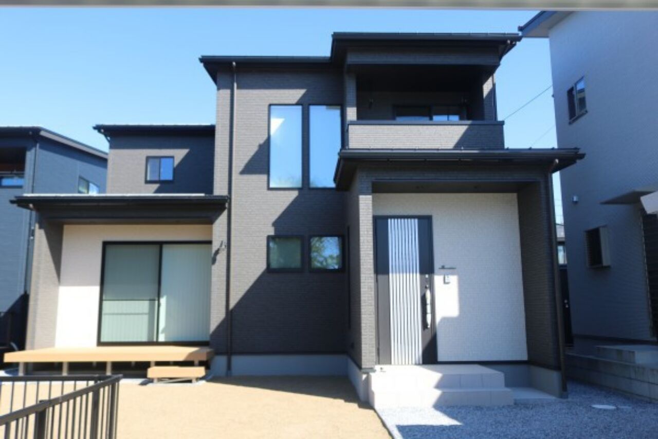 ヤマカ木材 【2000～2499万円/32.1坪/間取り図有】スキップフロアが広がりのある空間を演出するスタイリッシュな住まいの建築実例画像2