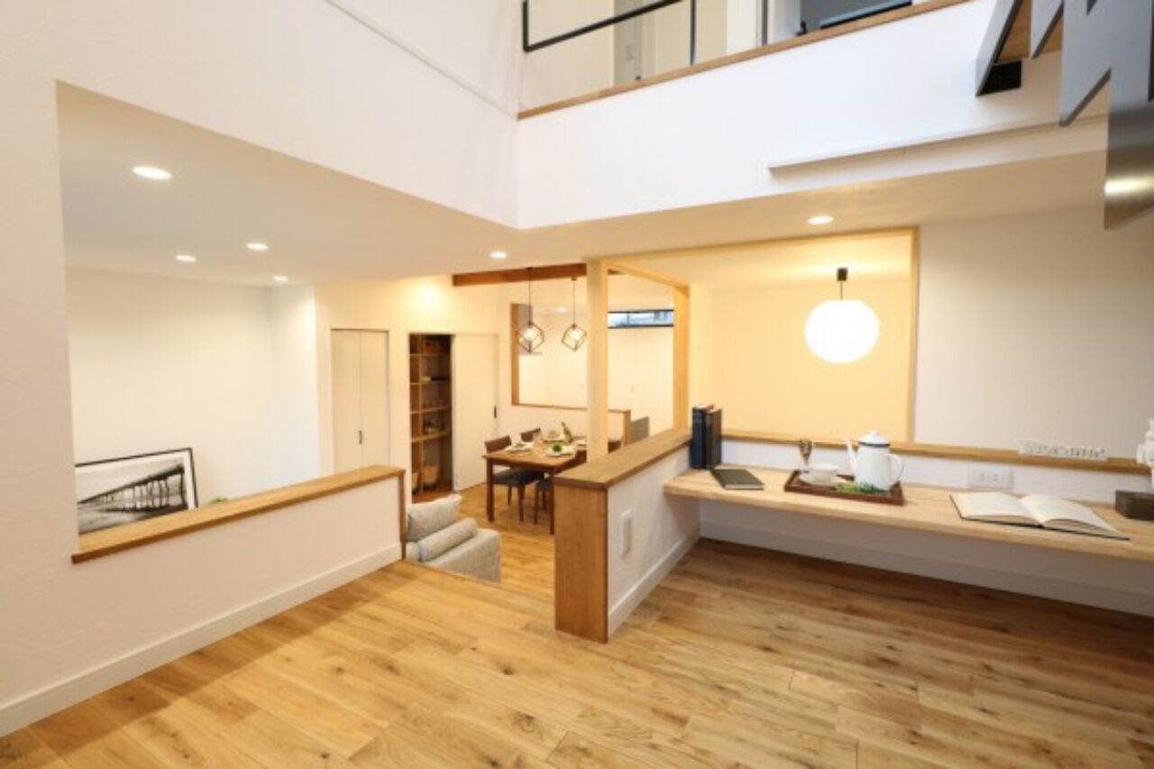 ヤマカ木材 【2000～2499万円/32.1坪/間取り図有】スキップフロアが広がりのある空間を演出するスタイリッシュな住まいの建築実例画像3