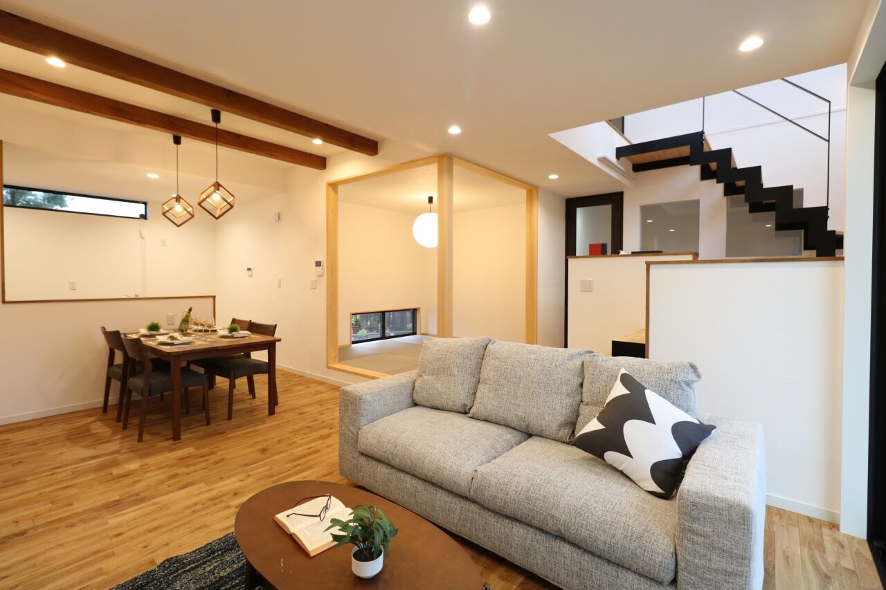 ヤマカ木材 【2000～2499万円/32.1坪/間取り図有】スキップフロアが広がりのある空間を演出するスタイリッシュな住まいの建築実例画像4