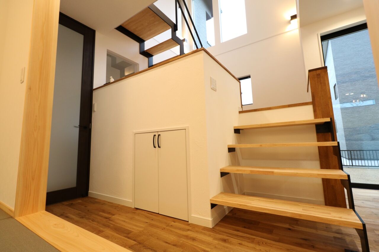 ヤマカ木材 【2000～2499万円/32.1坪/間取り図有】スキップフロアが広がりのある空間を演出するスタイリッシュな住まいの建築実例画像5