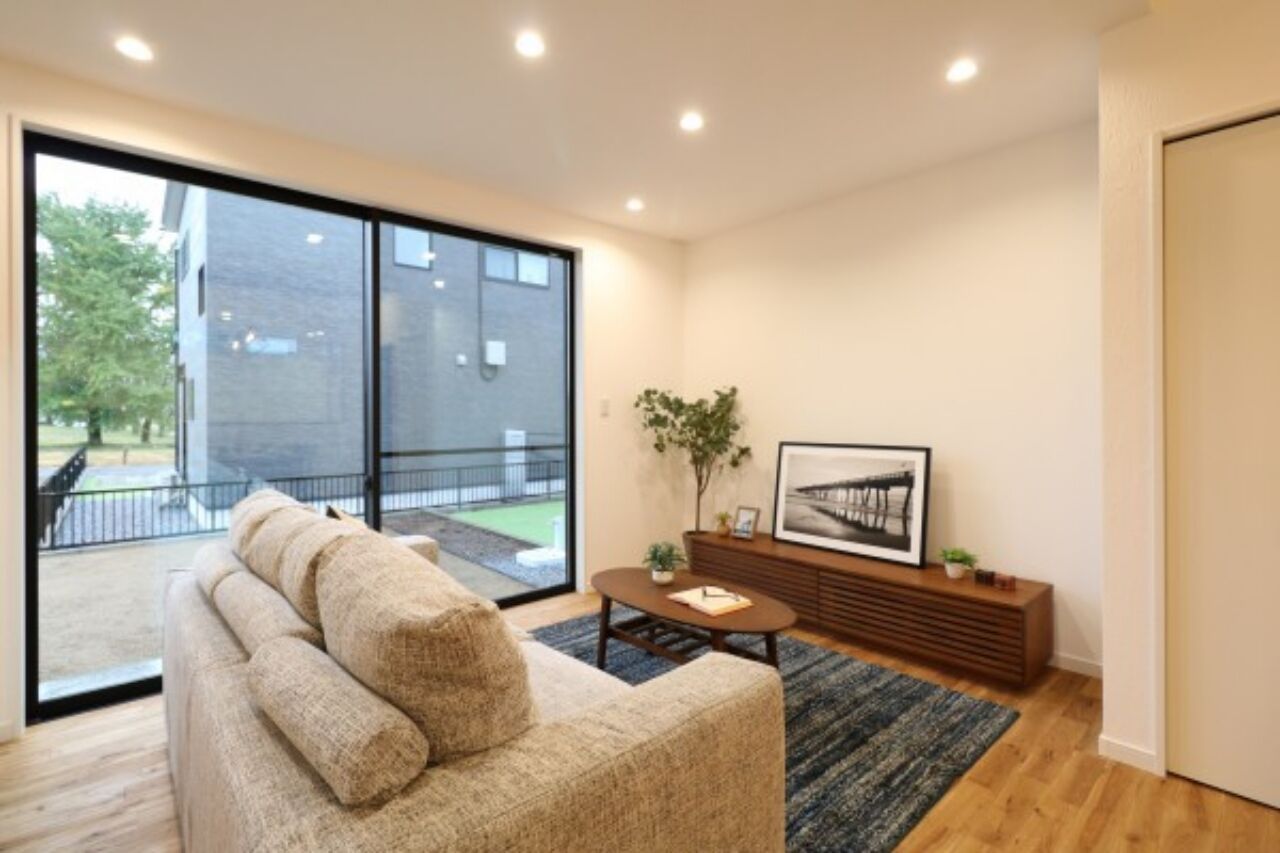 ヤマカ木材 【2000～2499万円/32.1坪/間取り図有】スキップフロアが広がりのある空間を演出するスタイリッシュな住まいの建築実例画像7