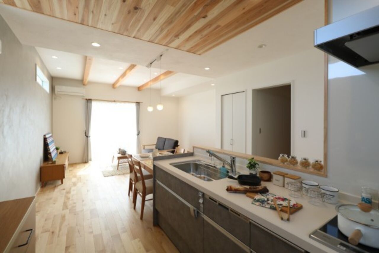 ヤマカ木材 【2000～2499万円/32坪/間取り図有】板張りのキッチン天井がぬくもりを演出。自然素材をふんだんに使った家の建築実例画像2