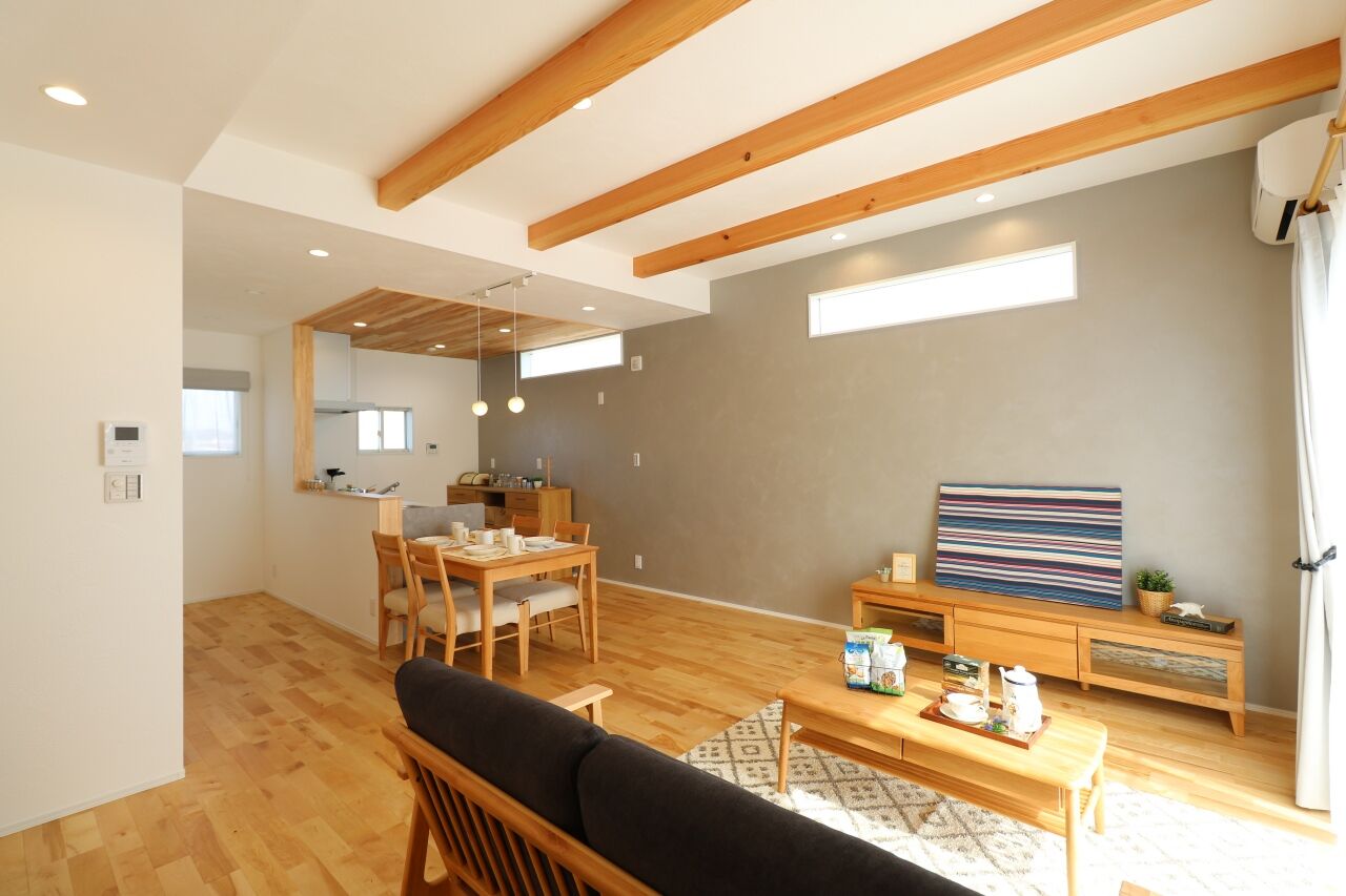 ヤマカ木材 【2000～2499万円/32坪/間取り図有】板張りのキッチン天井がぬくもりを演出。自然素材をふんだんに使った家の建築実例画像3