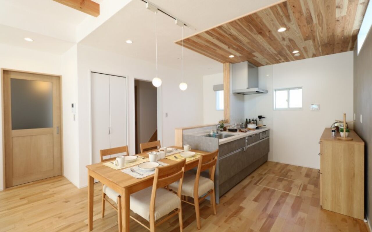 ヤマカ木材 【2000～2499万円/32坪/間取り図有】板張りのキッチン天井がぬくもりを演出。自然素材をふんだんに使った家の建築実例画像4