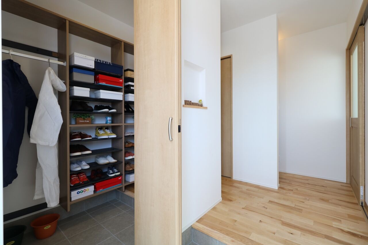 ヤマカ木材 【2000～2499万円/32坪/間取り図有】板張りのキッチン天井がぬくもりを演出。自然素材をふんだんに使った家の建築実例画像5