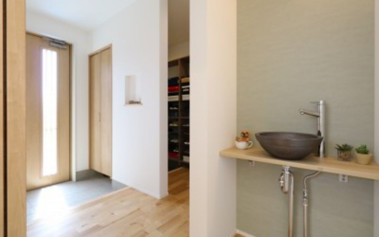 ヤマカ木材 【2000～2499万円/32坪/間取り図有】板張りのキッチン天井がぬくもりを演出。自然素材をふんだんに使った家の建築実例画像6