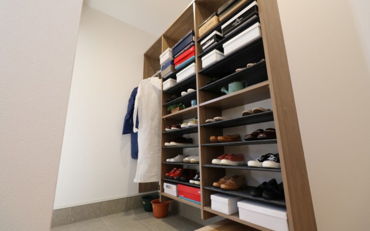 ヤマカ木材 【2000～2499万円/32坪/間取り図有】板張りのキッチン天井がぬくもりを演出。自然素材をふんだんに使った家の建築実例画像7