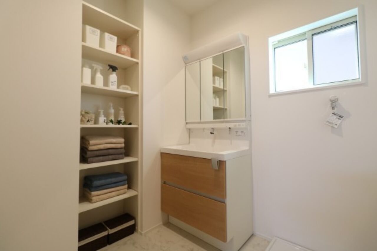 ヤマカ木材 【2000～2499万円/32坪/間取り図有】板張りのキッチン天井がぬくもりを演出。自然素材をふんだんに使った家の建築実例画像8