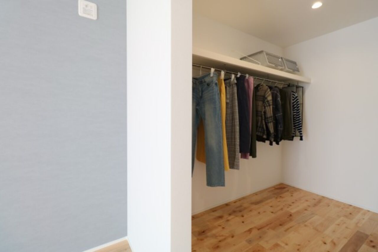 ヤマカ木材 【2000～2499万円/32坪/間取り図有】板張りのキッチン天井がぬくもりを演出。自然素材をふんだんに使った家の建築実例画像10