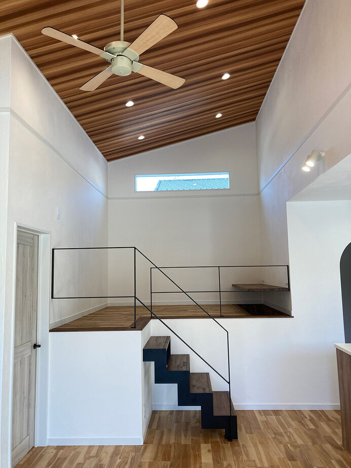 ヤマカ木材 【2000～2499万円/28坪/間取り図有】スキップフロア、勾配天井など広々空間！無垢材を使用した平屋の住まいの建築実例画像2