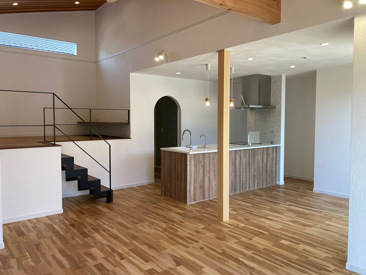 ヤマカ木材 【2000～2499万円/28坪/間取り図有】スキップフロア、勾配天井など広々空間！無垢材を使用した平屋の住まいの建築実例画像3