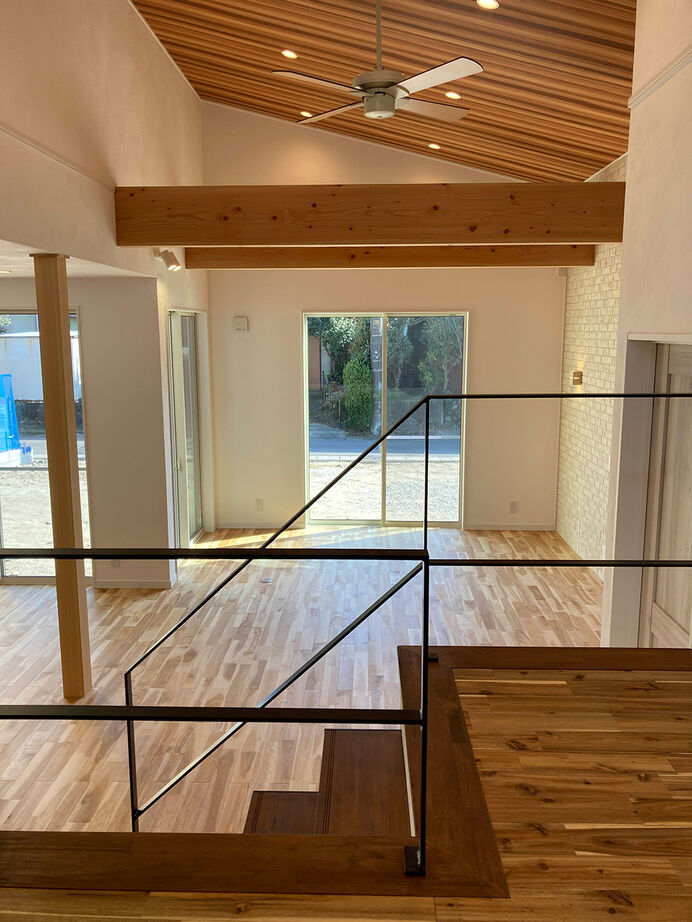 ヤマカ木材 【2000～2499万円/28坪/間取り図有】スキップフロア、勾配天井など広々空間！無垢材を使用した平屋の住まいの建築実例画像4