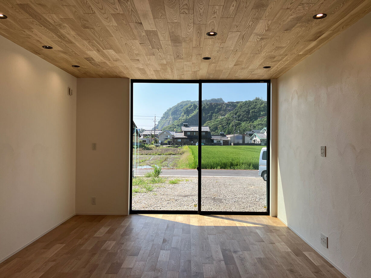 ヤマカ木材 【2500～2999万円/30.5坪/間取り図有】三連スリット窓が彩る家族時間。家事も子育ても快適な平屋の住まいの建築実例画像3