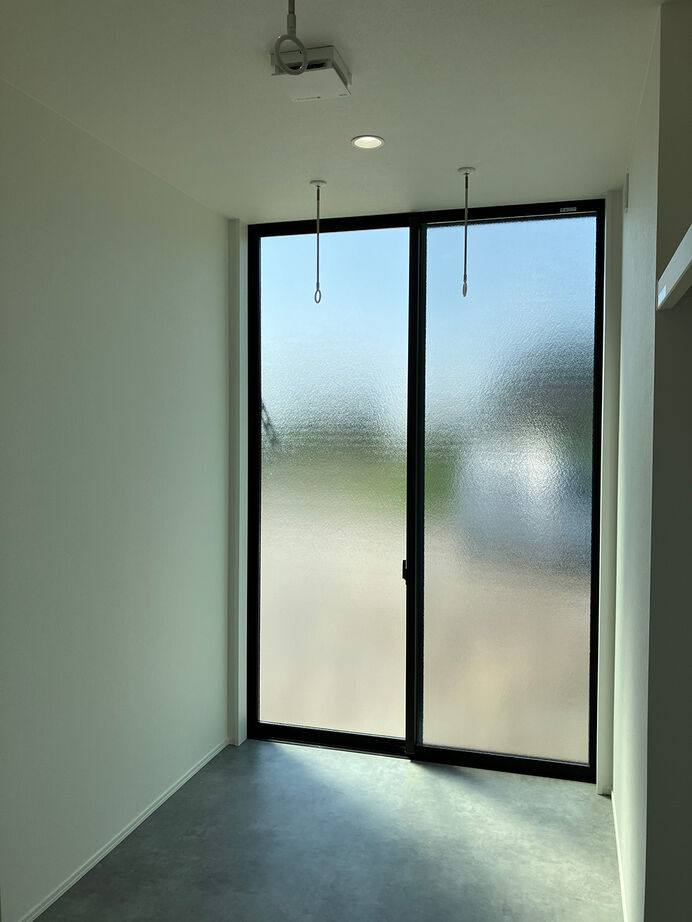 ヤマカ木材 【2500～2999万円/30.5坪/間取り図有】三連スリット窓が彩る家族時間。家事も子育ても快適な平屋の住まいの建築実例画像7