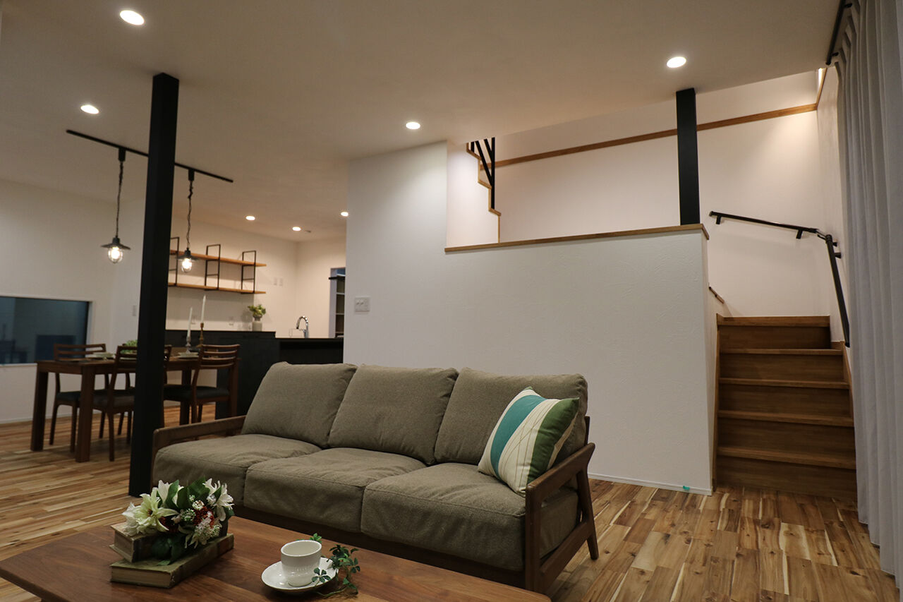 ヤマカ木材 【3500～3999万円/48.2坪/間取り図有】インナーガレージには趣味の車とバイク！楽しさと機能性がつまった家の建築実例画像2