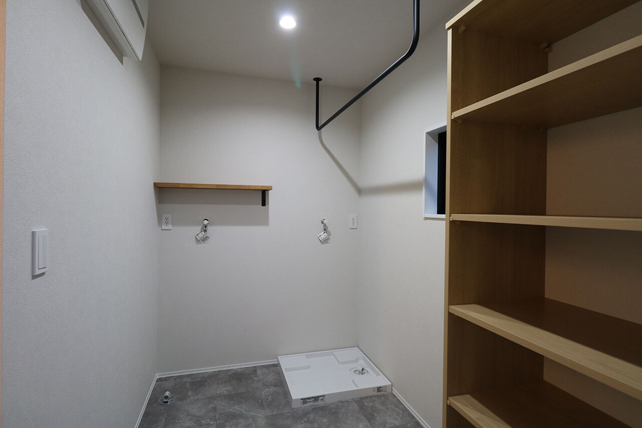 ヤマカ木材 【3500～3999万円/48.2坪/間取り図有】インナーガレージには趣味の車とバイク！楽しさと機能性がつまった家の建築実例画像7