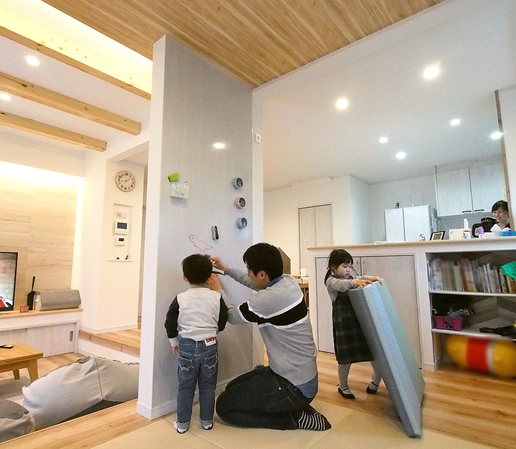 アオバクラフト 【1000万円台/間取り図有】おこもり感満載のステップダウンリビング！ローコストで叶えたくつろぎの家の建築実例画像2