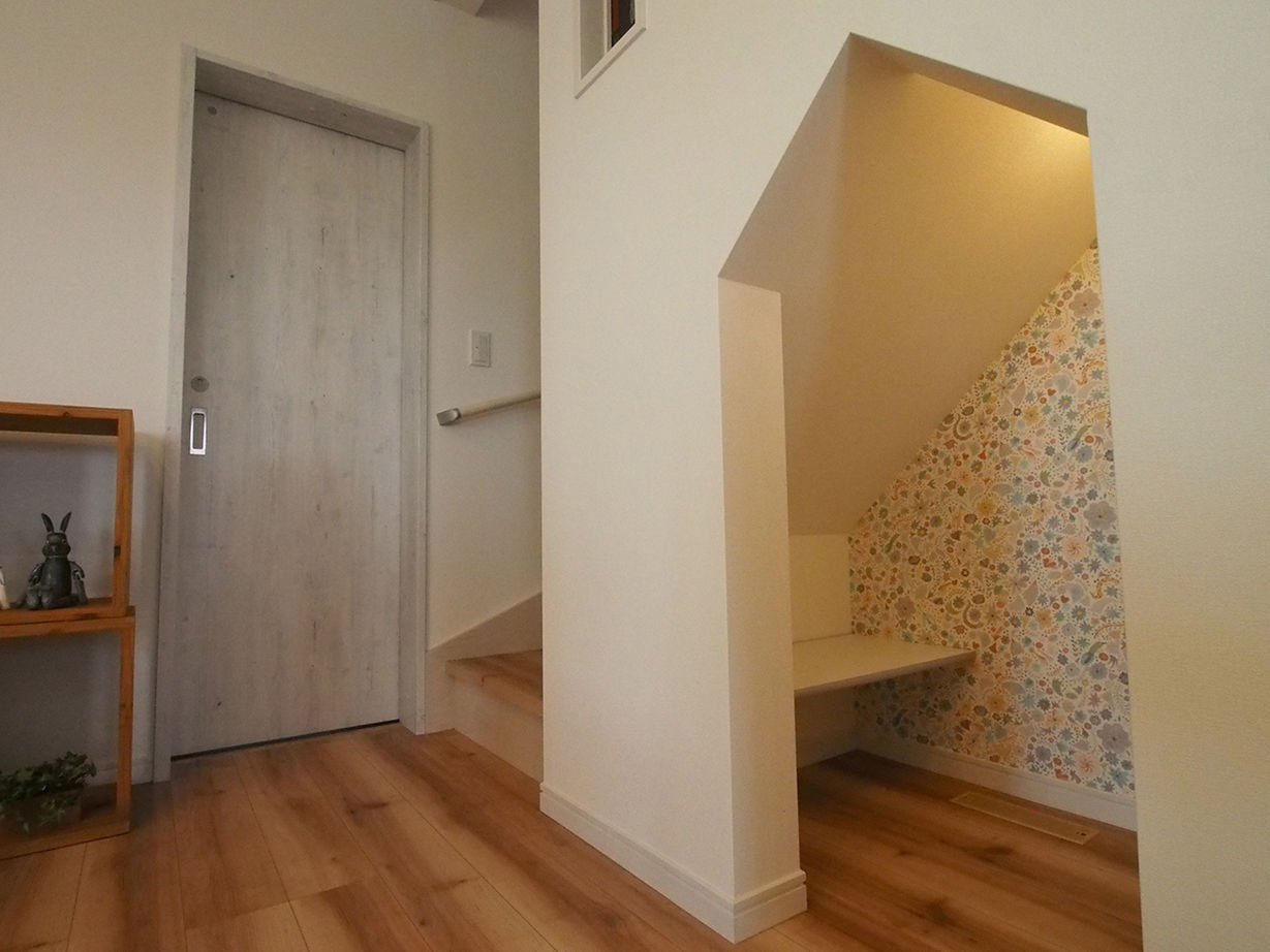 アオバクラフト 【1000万円台/間取り図有】おこもり感満載のステップダウンリビング！ローコストで叶えたくつろぎの家の建築実例画像3