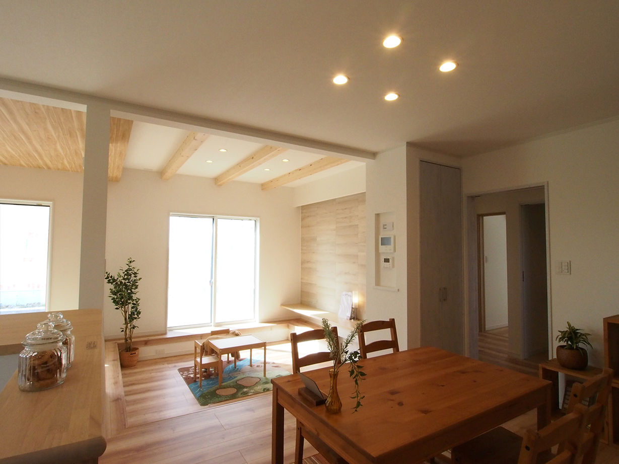 アオバクラフト 【1000万円台/間取り図有】おこもり感満載のステップダウンリビング！ローコストで叶えたくつろぎの家の建築実例画像5