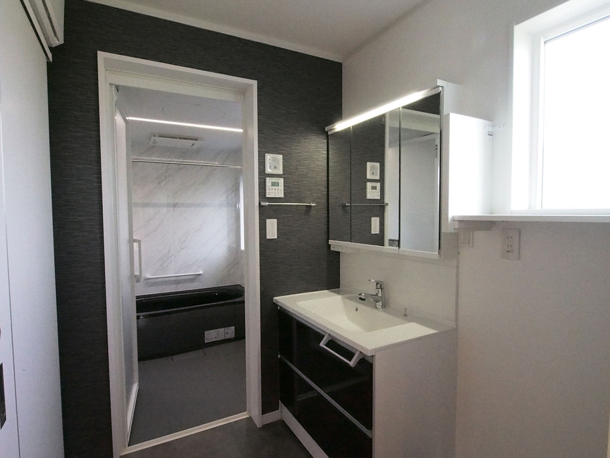 アオバクラフト 【1000万円台/間取り図有】おこもり感満載のステップダウンリビング！ローコストで叶えたくつろぎの家の建築実例画像9