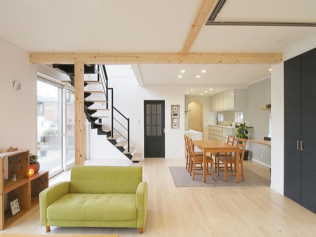 アオバクラフト 【1400万円台／間取図有】吹抜けとオープン階段で開放的！デザイン・高性能・ローコストのすべてが叶った家の建築実例画像6