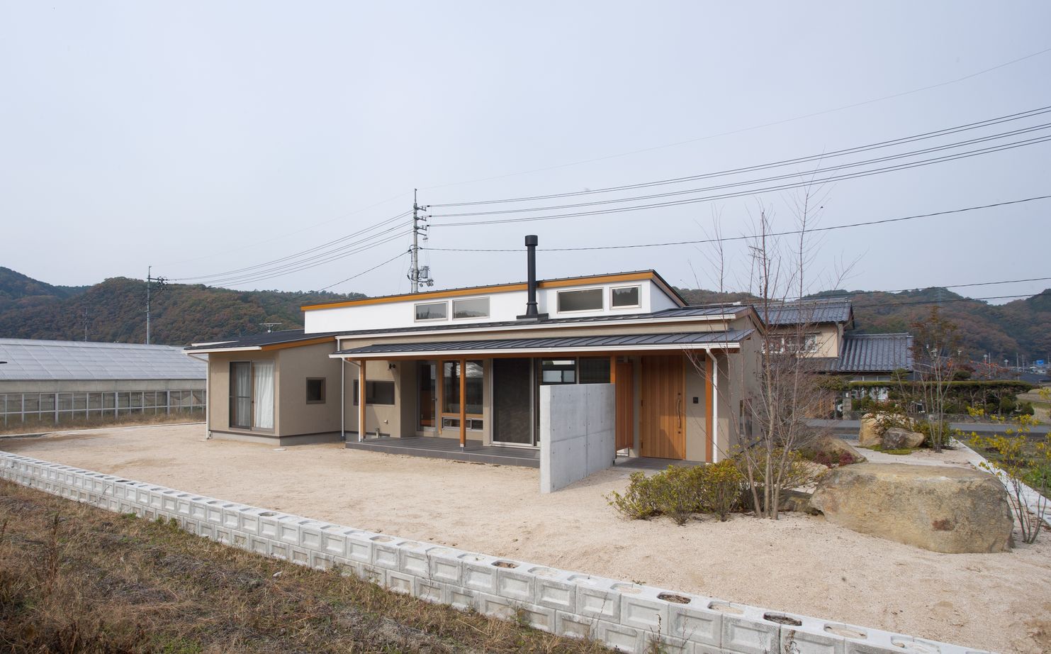 「き」なりの家 土間続きの明るいリビング　薪ストーブで暖まる平屋の家の建築実例画像2