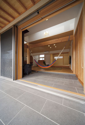 「き」なりの家 土間続きの明るいリビング　薪ストーブで暖まる平屋の家の建築実例画像4