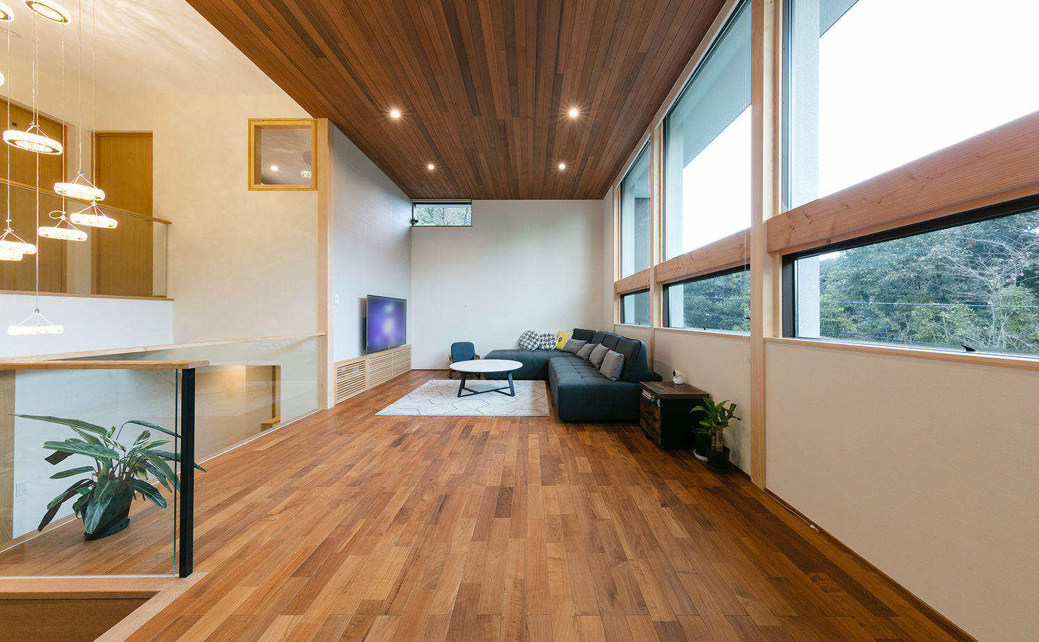 「き」なりの家 起伏に富んだ自然豊かな土地の魅力を活かしたスキップフロアの住まいの建築実例画像2