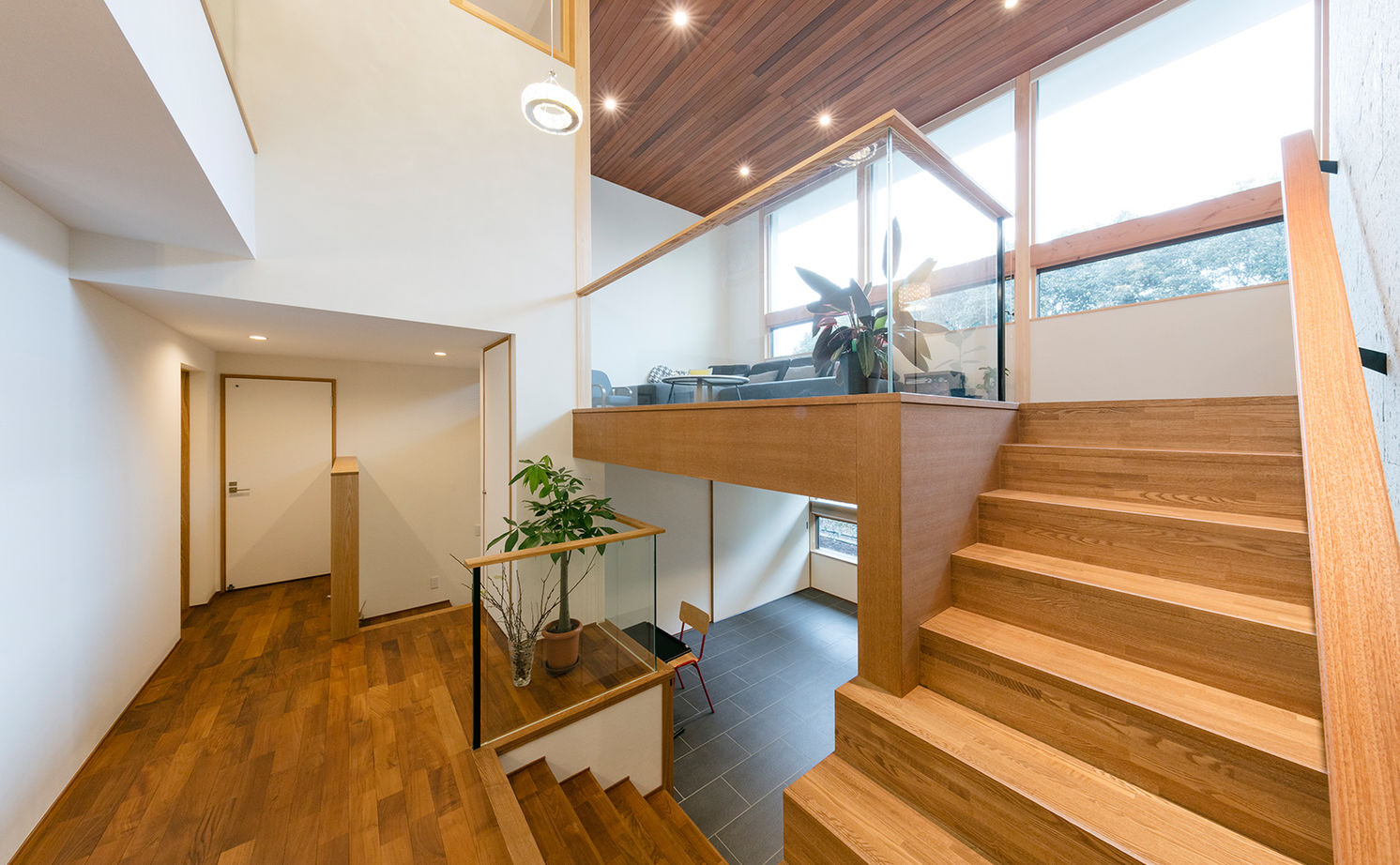 「き」なりの家 起伏に富んだ自然豊かな土地の魅力を活かしたスキップフロアの住まいの建築実例画像3