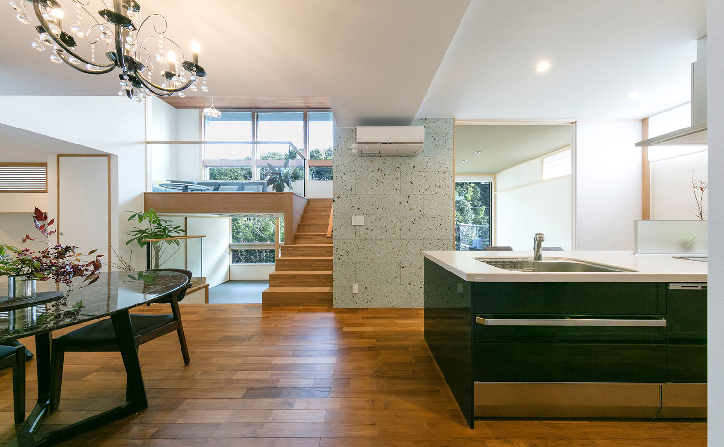 「き」なりの家 起伏に富んだ自然豊かな土地の魅力を活かしたスキップフロアの住まいの建築実例画像4