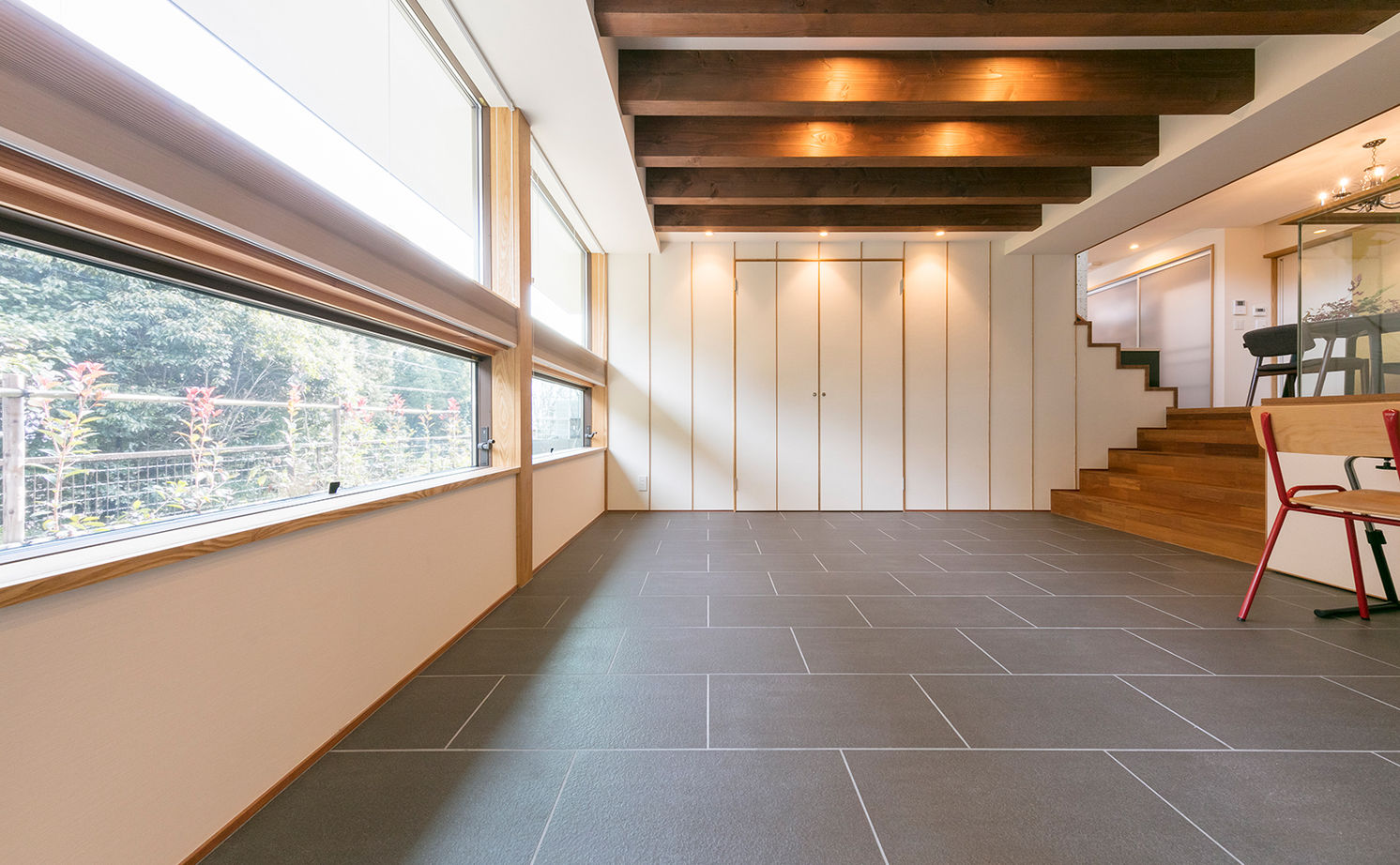 「き」なりの家 起伏に富んだ自然豊かな土地の魅力を活かしたスキップフロアの住まいの建築実例画像8