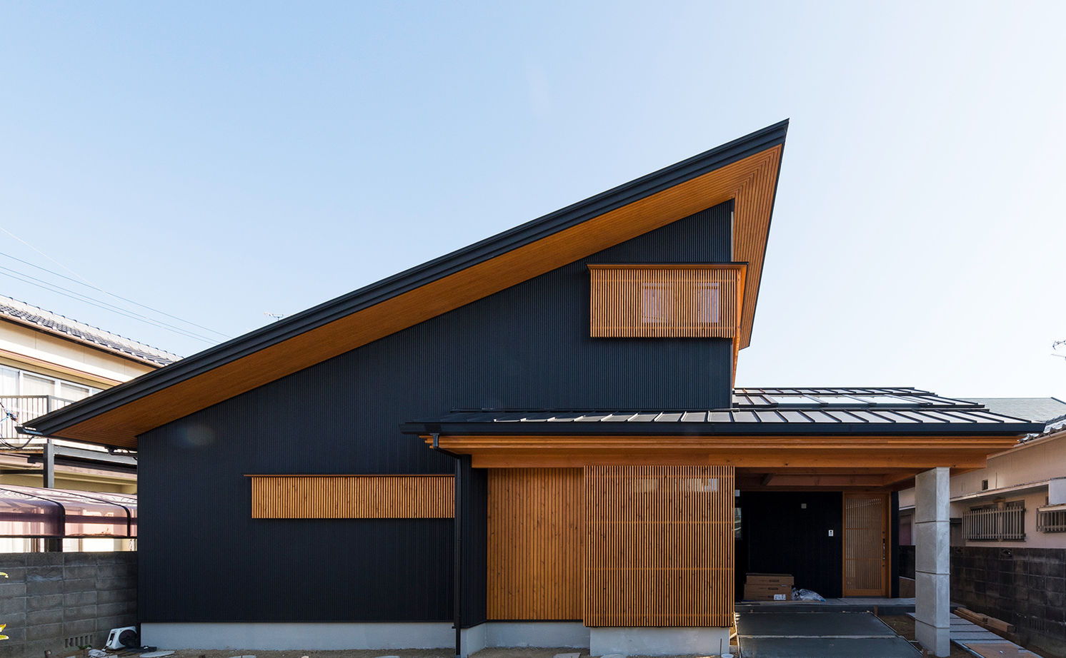 Suumo 漆黒の外壁と 空に突き刺さる鋭い屋根 き なりの家 の建築実例詳細 注文住宅