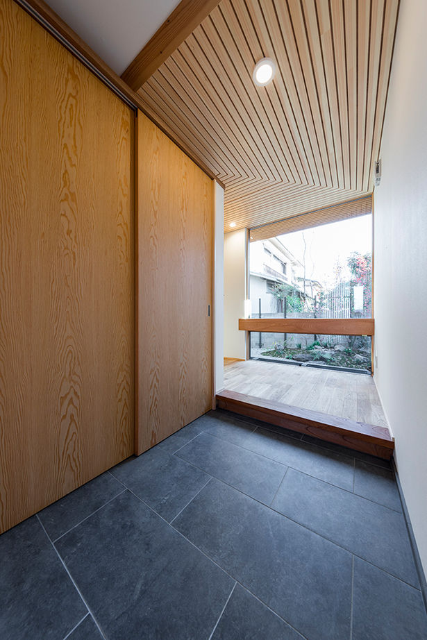 「き」なりの家 漆黒の外壁と、空に突き刺さる鋭い屋根の建築実例画像2