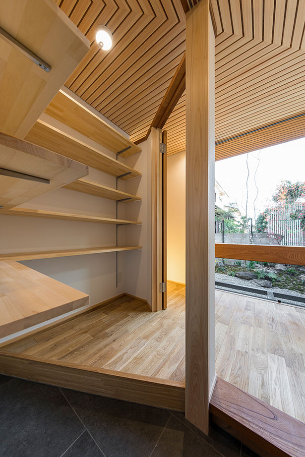 「き」なりの家 漆黒の外壁と、空に突き刺さる鋭い屋根の建築実例画像3