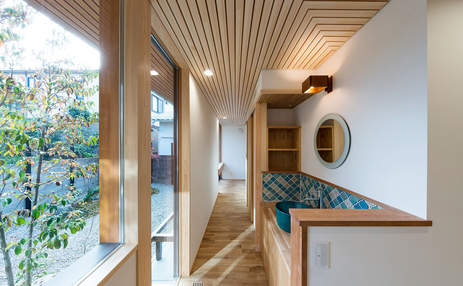 「き」なりの家 漆黒の外壁と、空に突き刺さる鋭い屋根の建築実例画像4