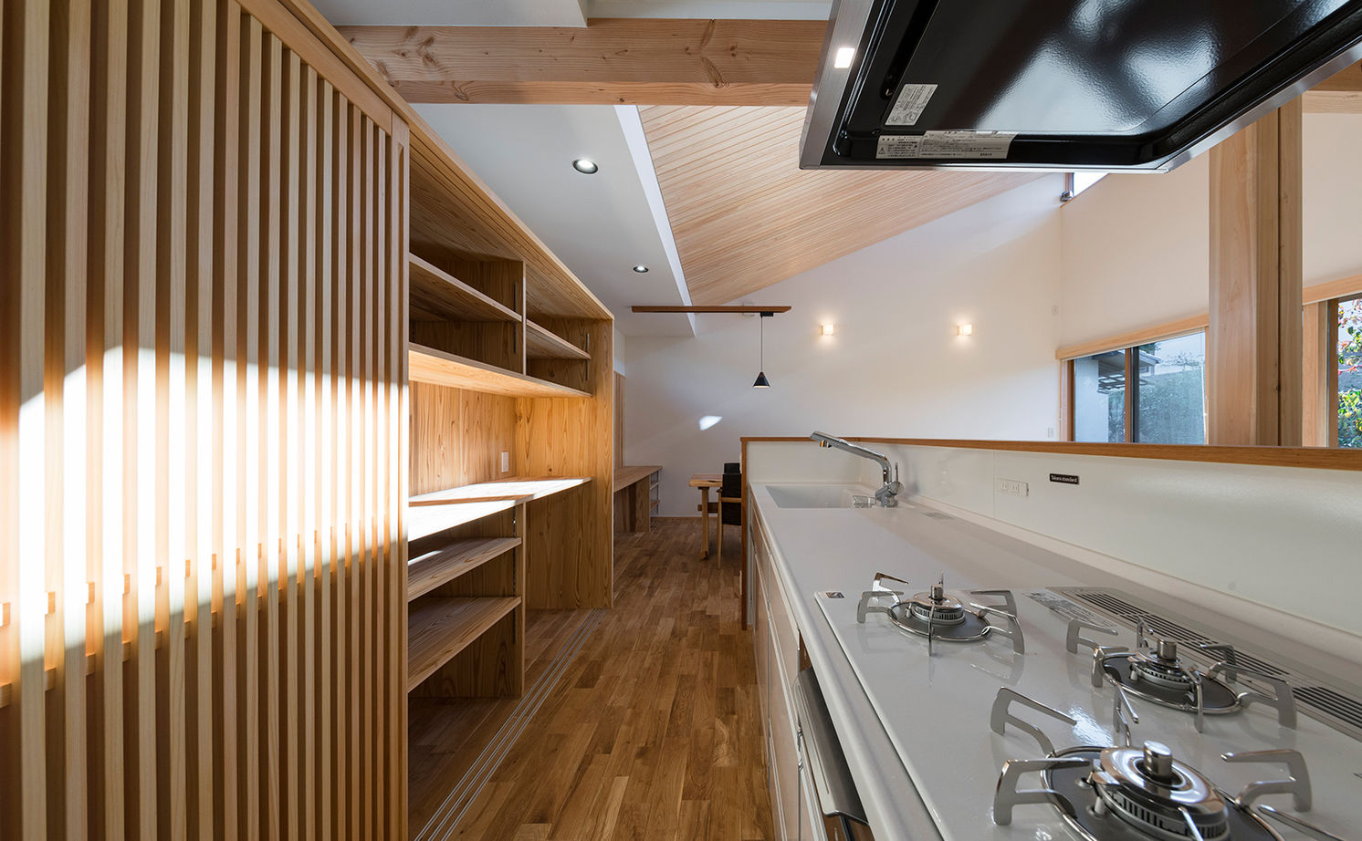 「き」なりの家 漆黒の外壁と、空に突き刺さる鋭い屋根の建築実例画像5